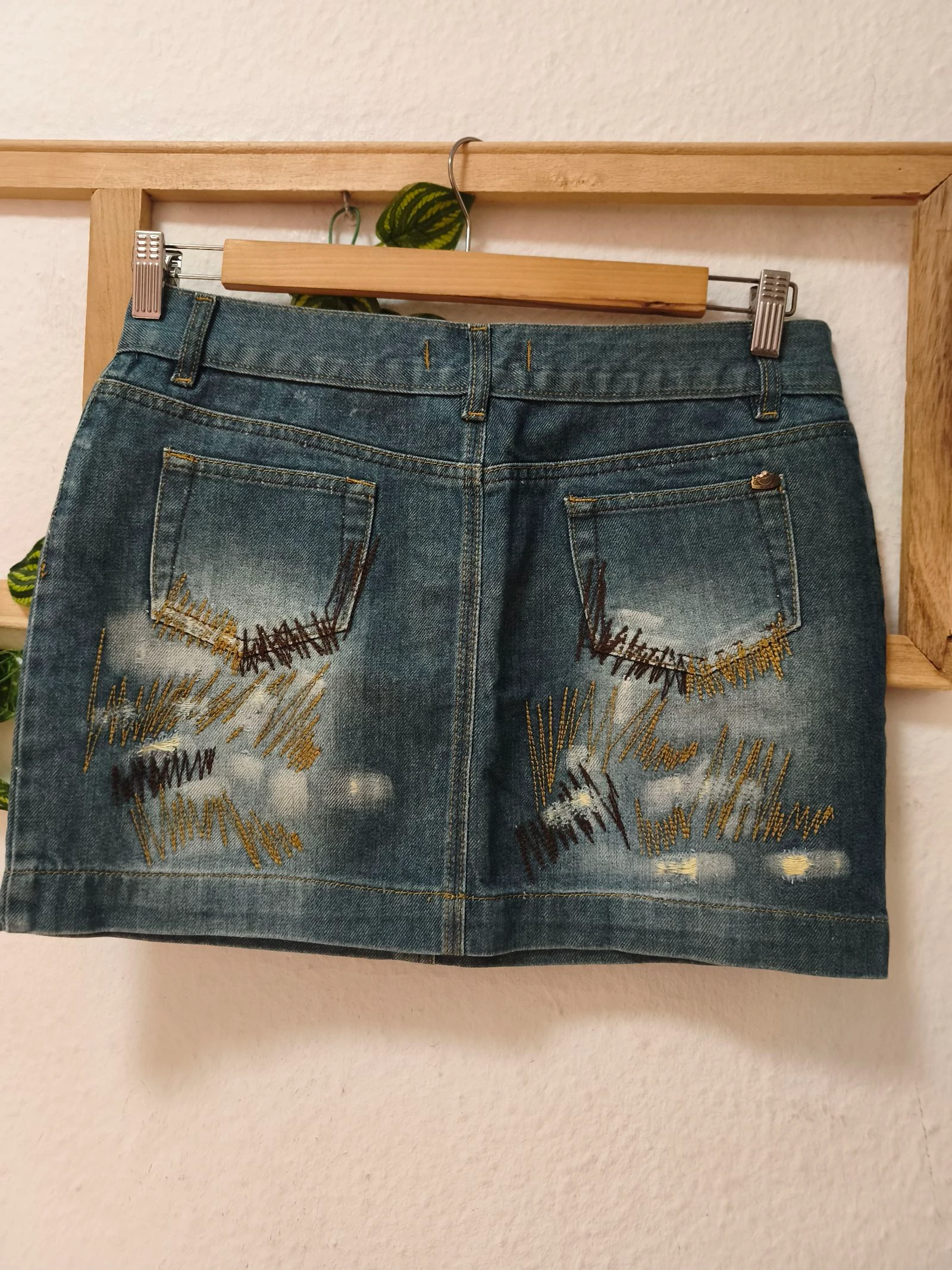 Mini falda vaquera estilo vintage Iceberg talla 27 – photo 3